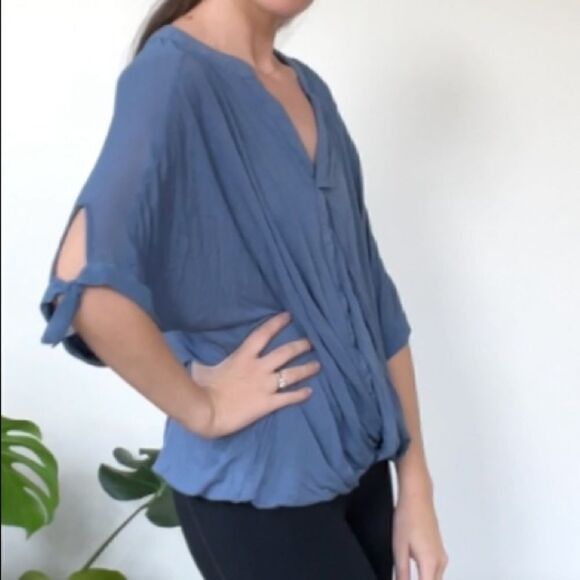 Seven7 Sheer Back Twist Hem Blue Blouse M - Picture 2 of 13